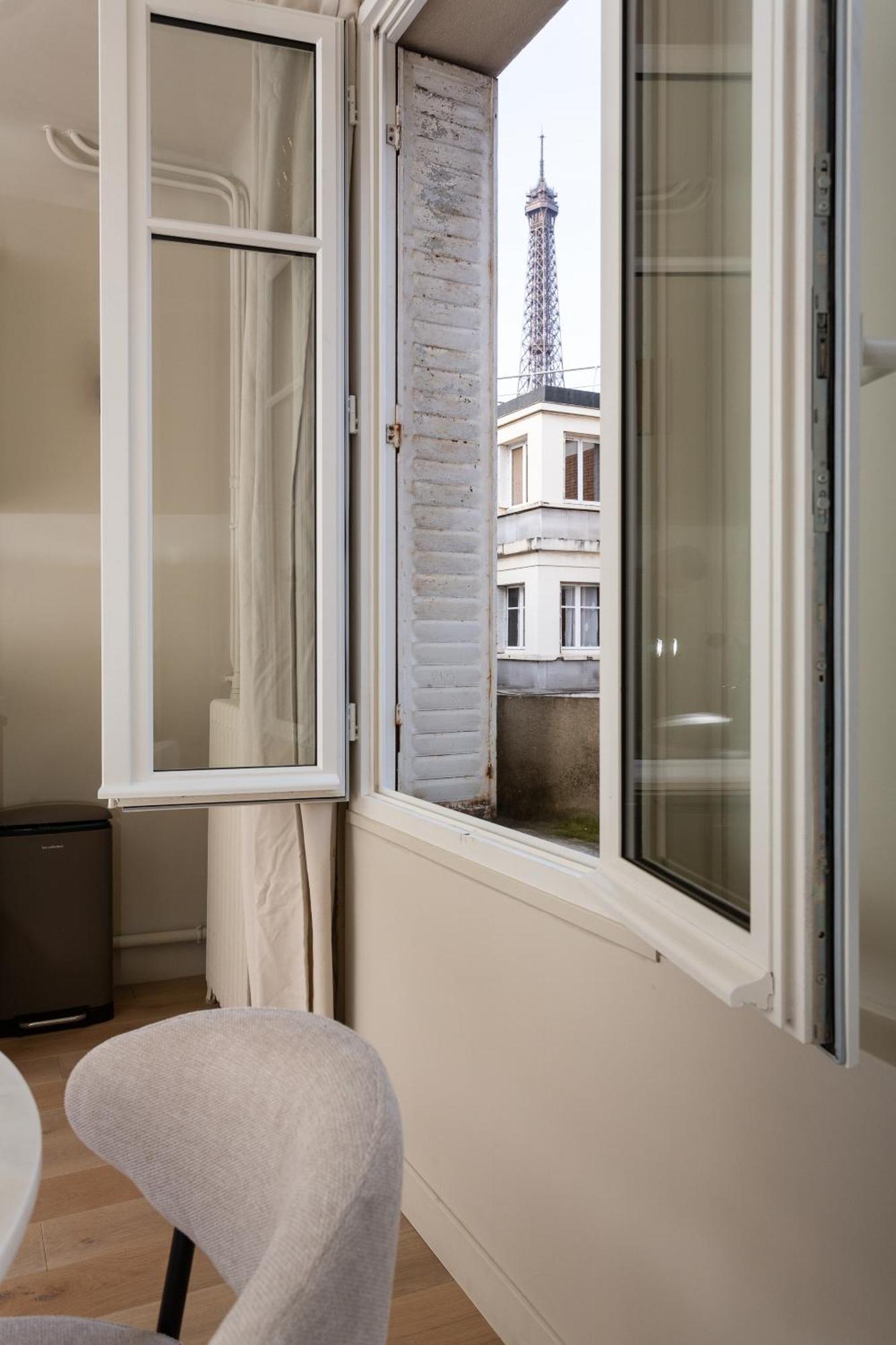 The Carla Suite Eiffel Tower View ปารีส ภายนอก รูปภาพ